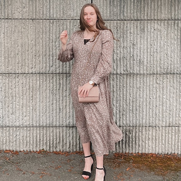 Target (a new day) midi dress // Size S but fits like a M // Thin, airy material - Picture 1 of 5